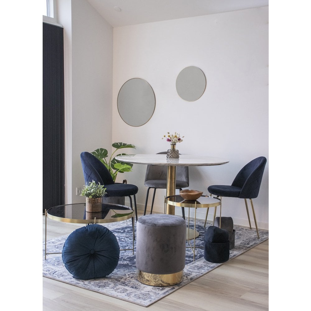 Vue latérale de la chaise Geneve montrant le revêtement en velours bleu