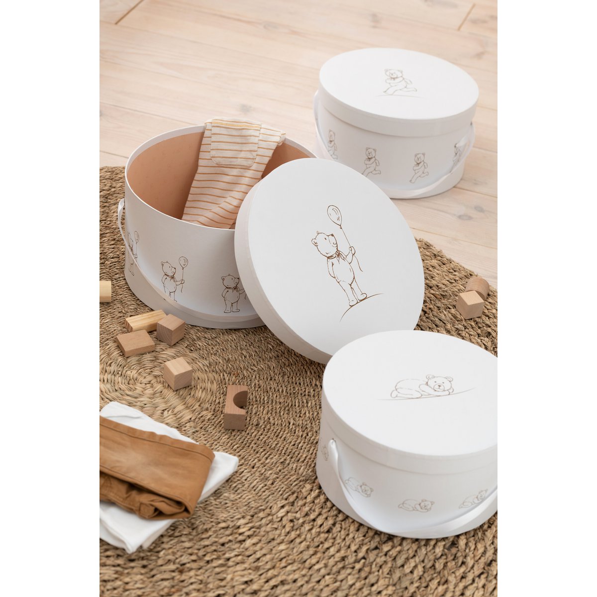 Boîte ronde J-Line blanche, mise en scène avec accessoires déco