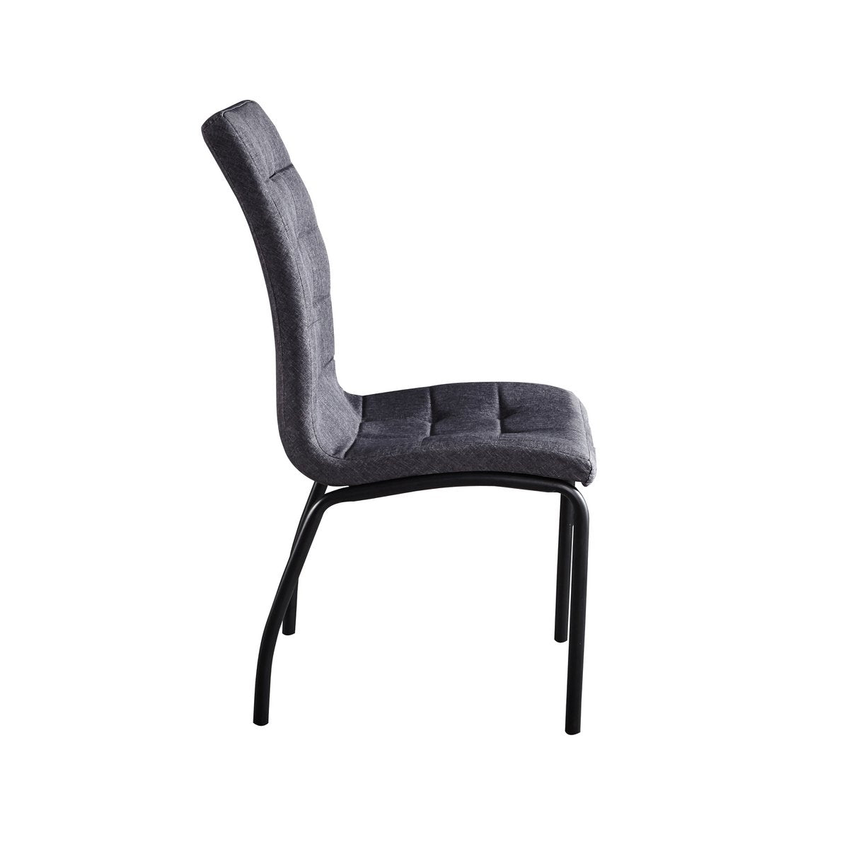 Chaise moderne en situation dans une salle à manger