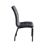 Chaise moderne en situation dans une salle à manger