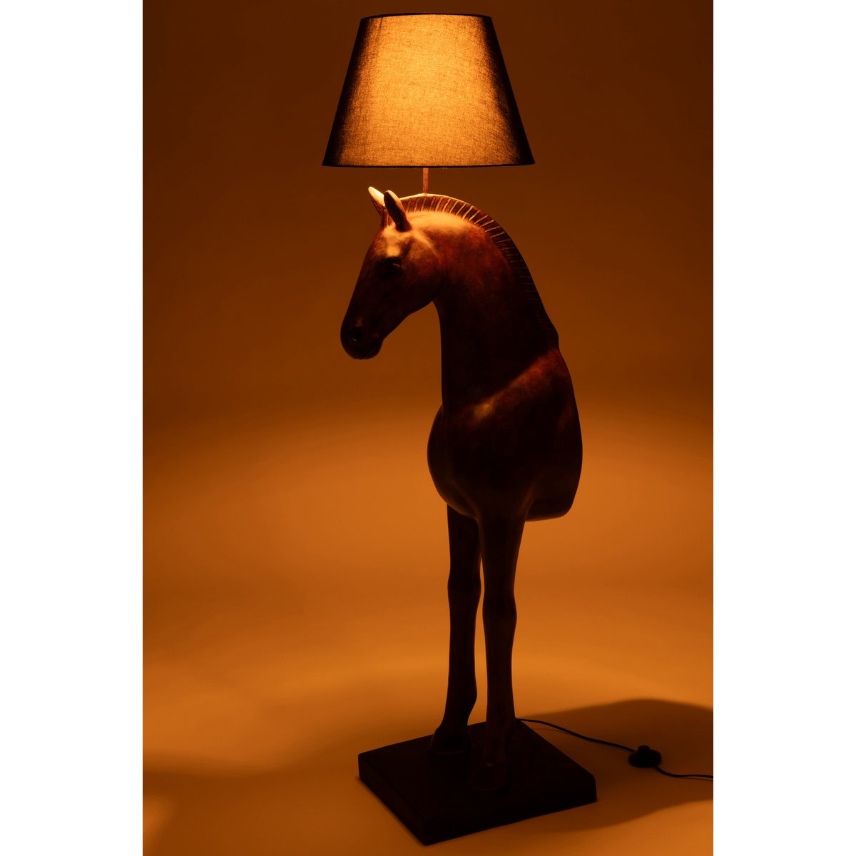 Détail du lampadaire J-Line Paardenvoork, design raffiné