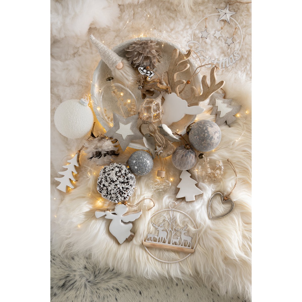 Détail d'une boule de Noël léopard en verre beige - élégance et qualité