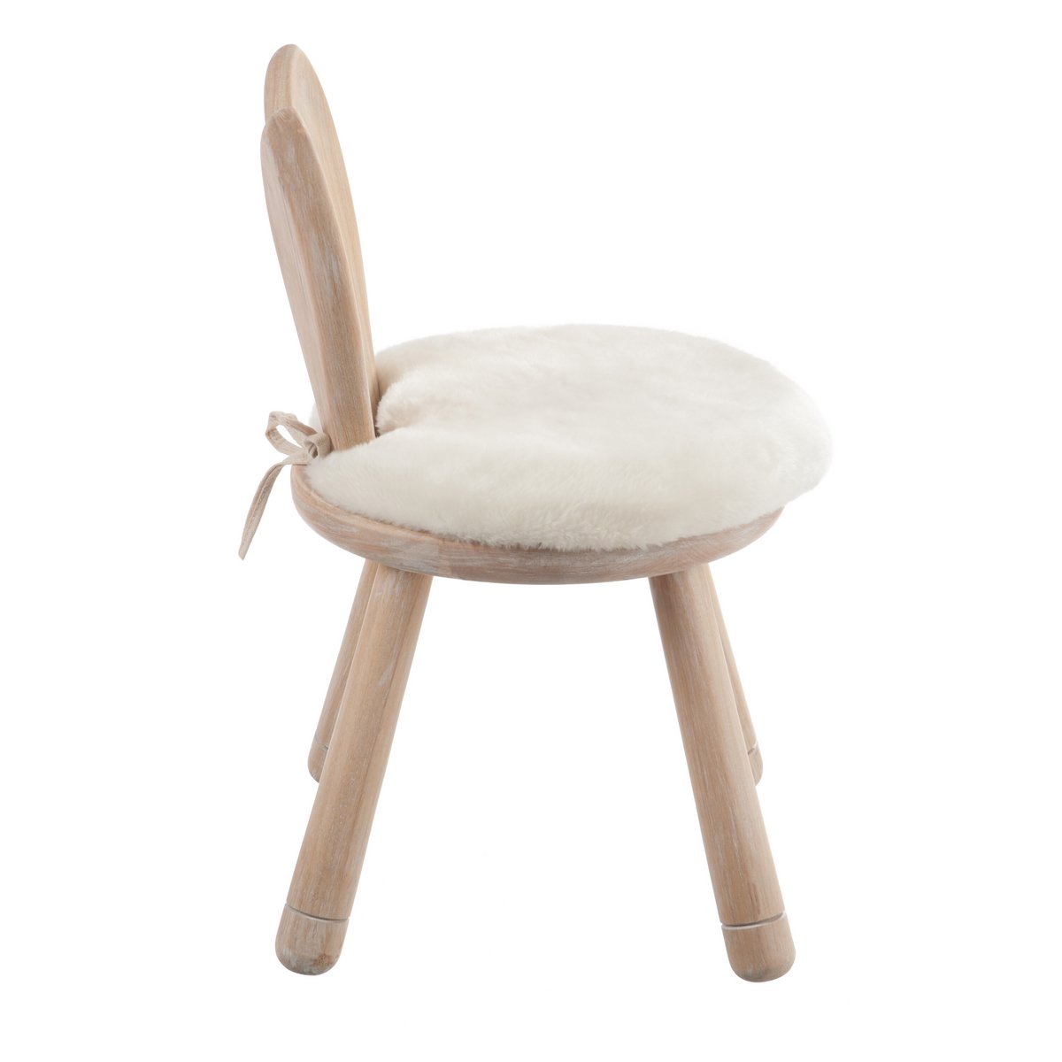 Détail des oreilles de lapin sur la chaise haute en bois