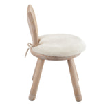 Détail des oreilles de lapin sur la chaise haute en bois
