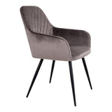 Chaise Harbo en situation dans une salle à manger contemporaine