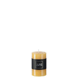 Bougie ocre J-Line sur une table, créant une ambiance chaleureuse