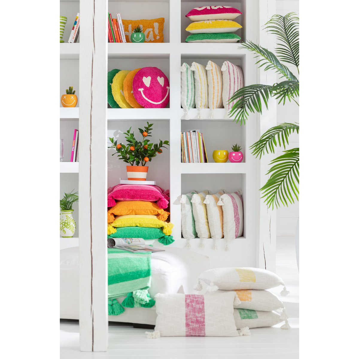 Coussin Smiley sur un canapé moderne, ambiance scandinave