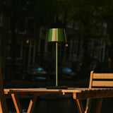Détail du câble USB-C de la lampe William