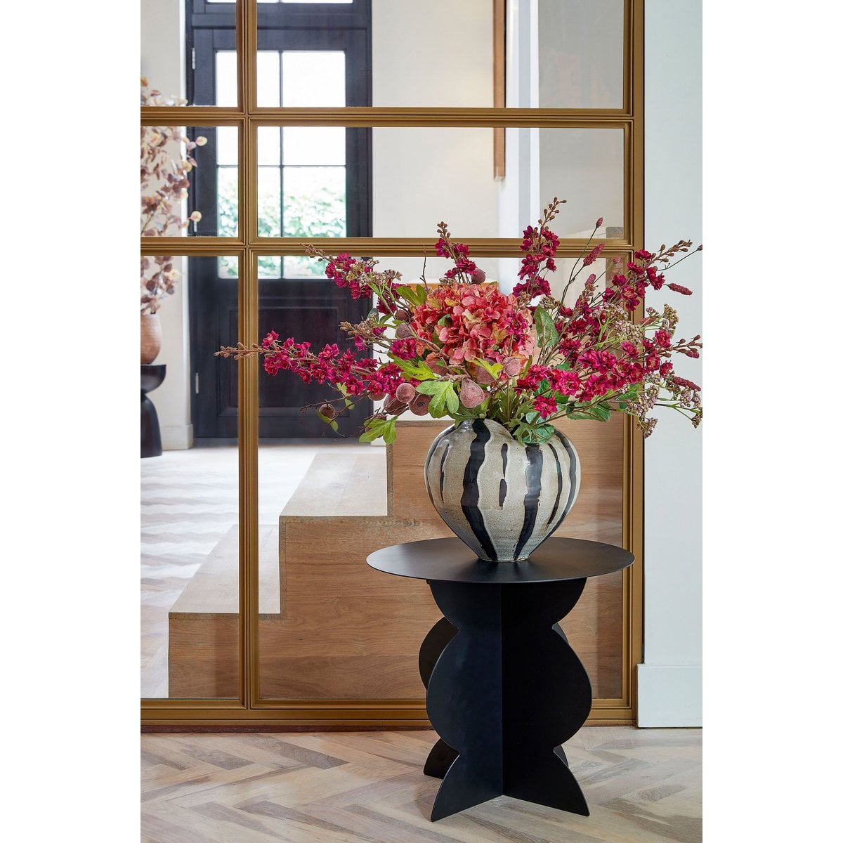Table d'appoint Rafi Noir - ambiance cosy avec plantes