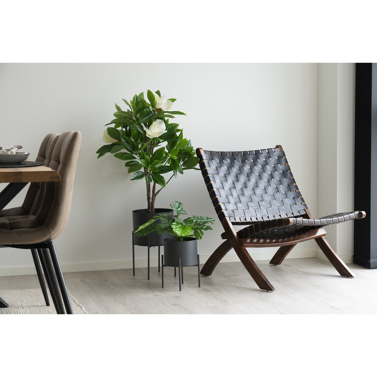 Chaise Pliante Perugia, détail du cuir tressé noir