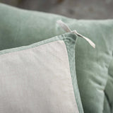 Coussin Elise Chambray Verveine - vue latérale avec éclairage naturel