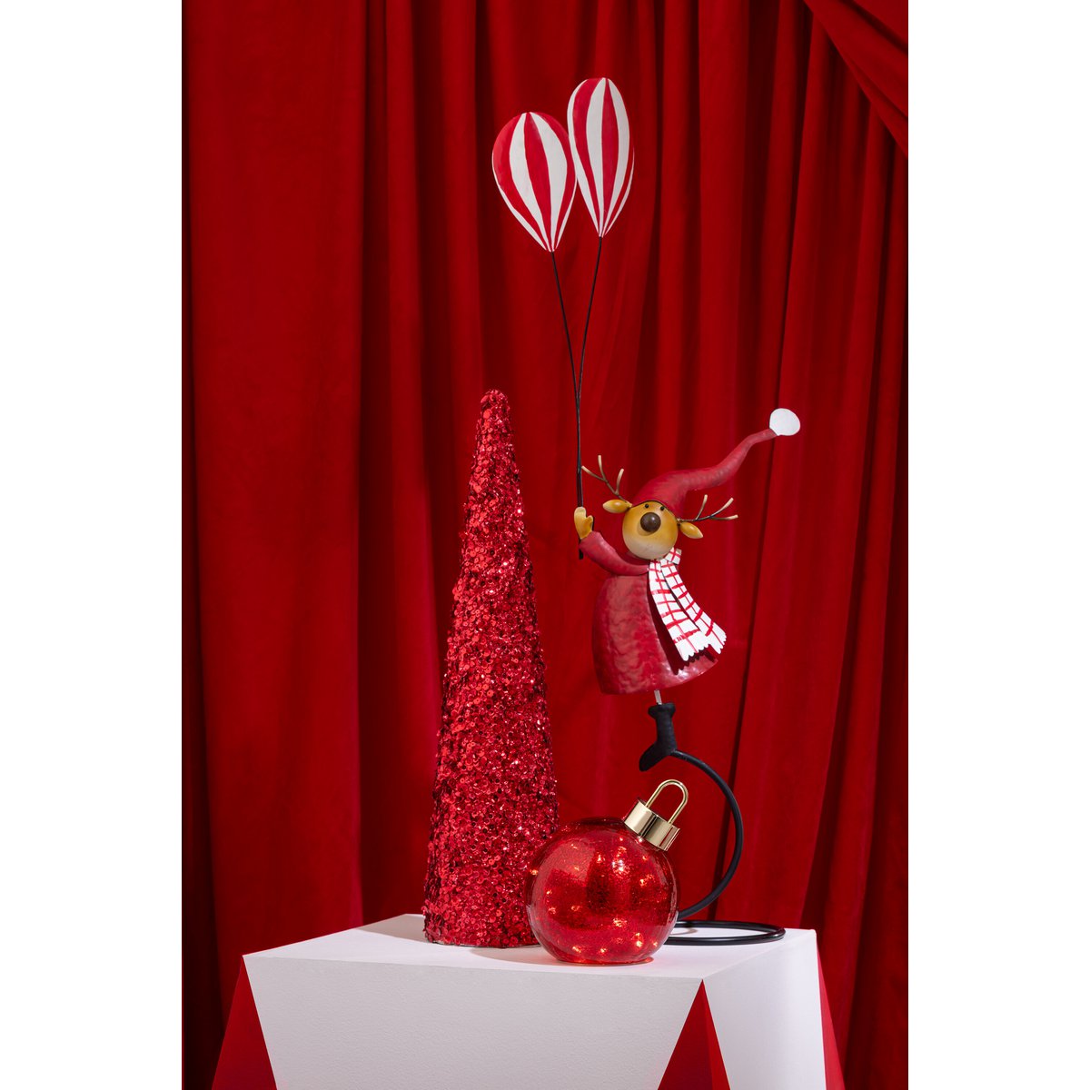 Détail de la figurine J-Line Renne, métal rouge, ambiance festive