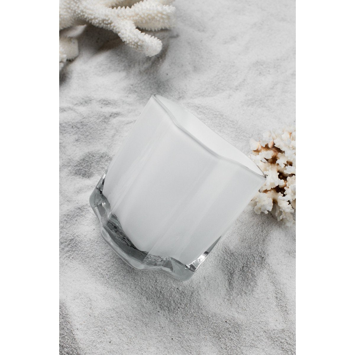 Vase COR13WH sur une table élégante, décor moderne