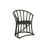 Chaise J-Line sur un fond neutre, mise en valeur du design