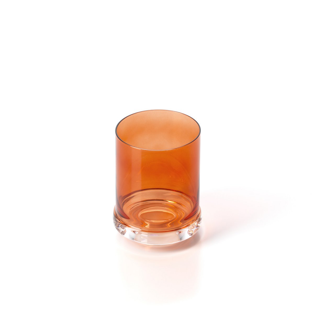 Détail du gobelet DOF en verre orange, mettant en valeur la texture
