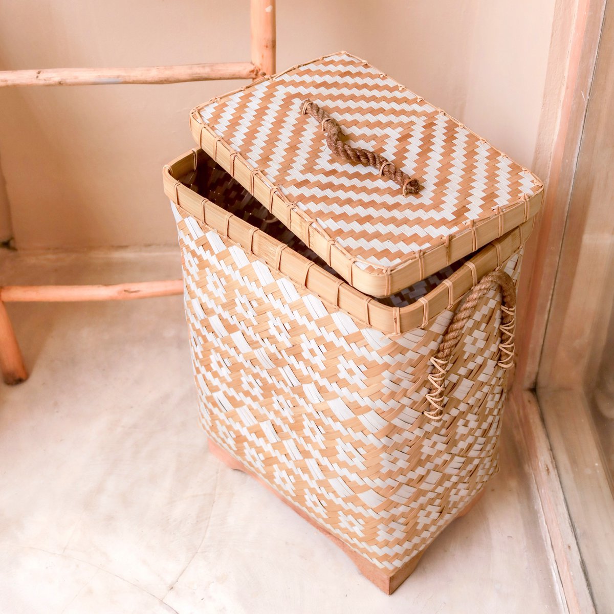 Panier à linge DARI en bambou avec motif zigzag blanc beige