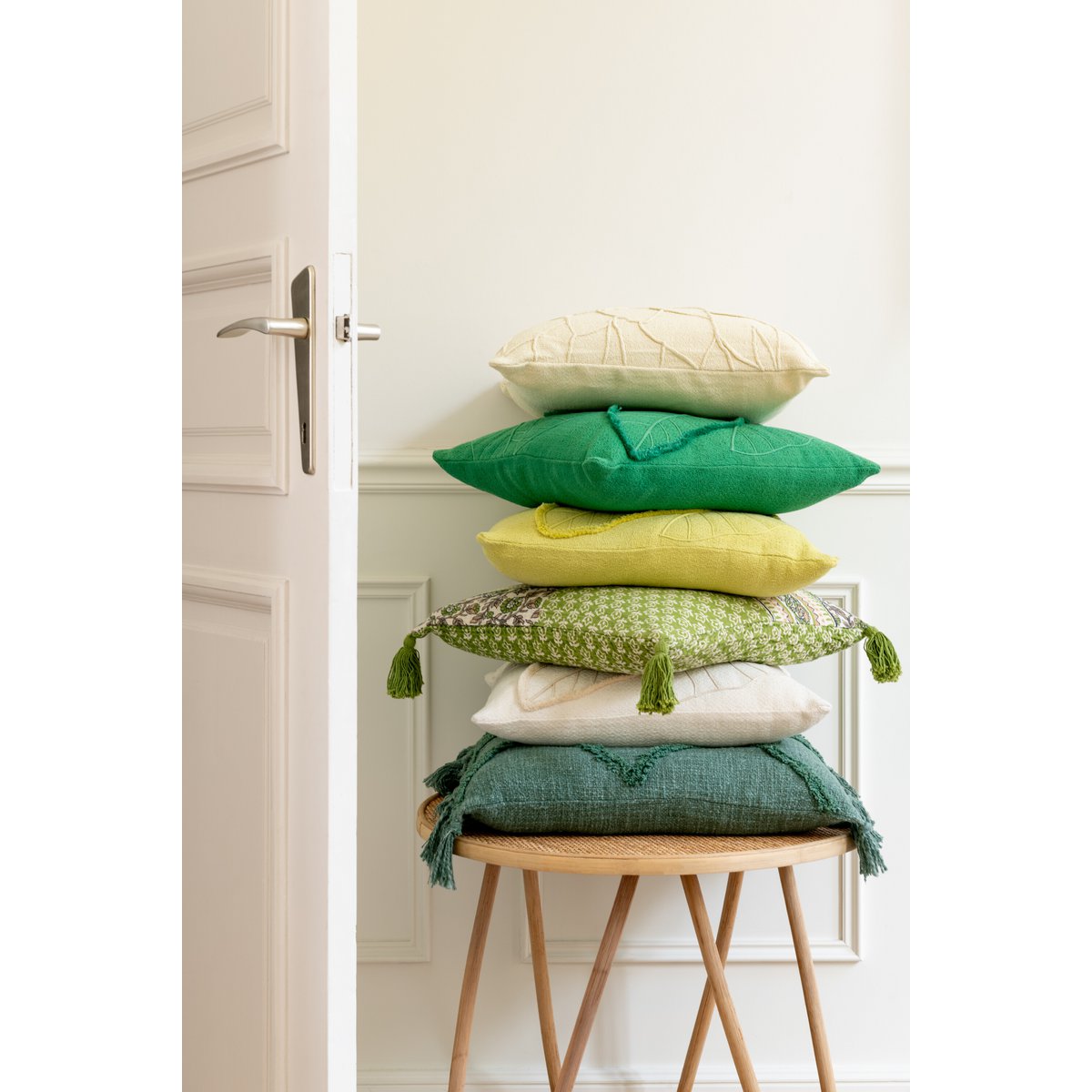 Coussin Leaves J-Line en coton dans un décor bohème chic