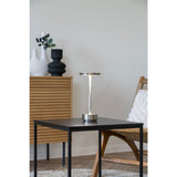 Lampe Lyneham posée sur un bureau contemporain