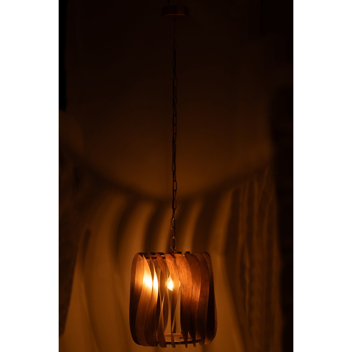 Détail de la lampe à suspension J-Line Tina, finition métallique élégante