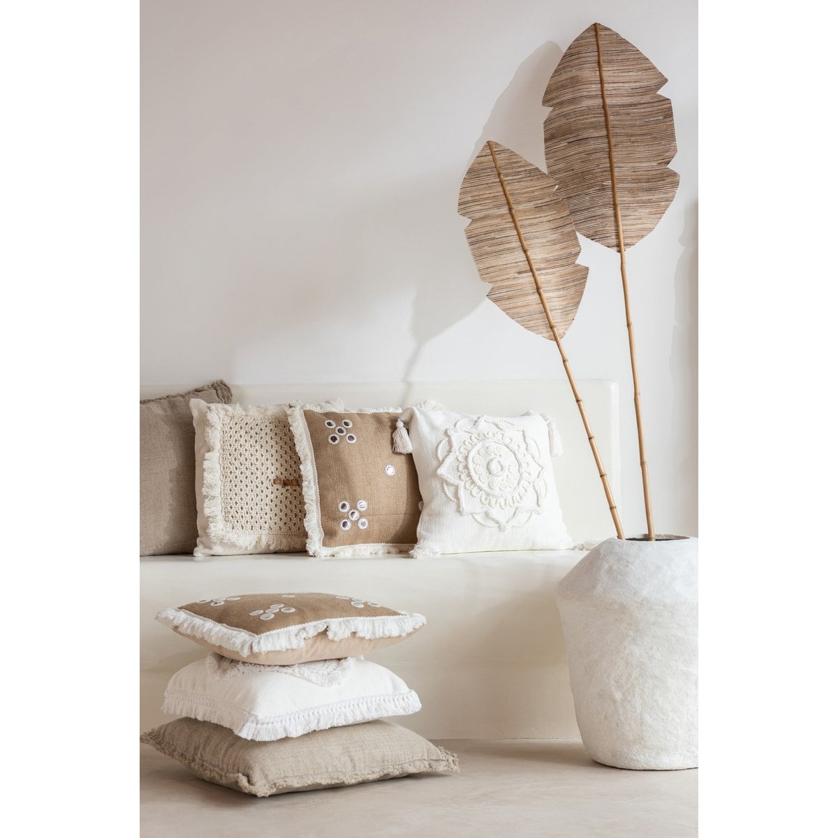 Coussin Miroirs J-Line sur un canapé, ambiance salon