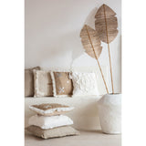 Coussin Miroirs J-Line sur un canapé, ambiance salon