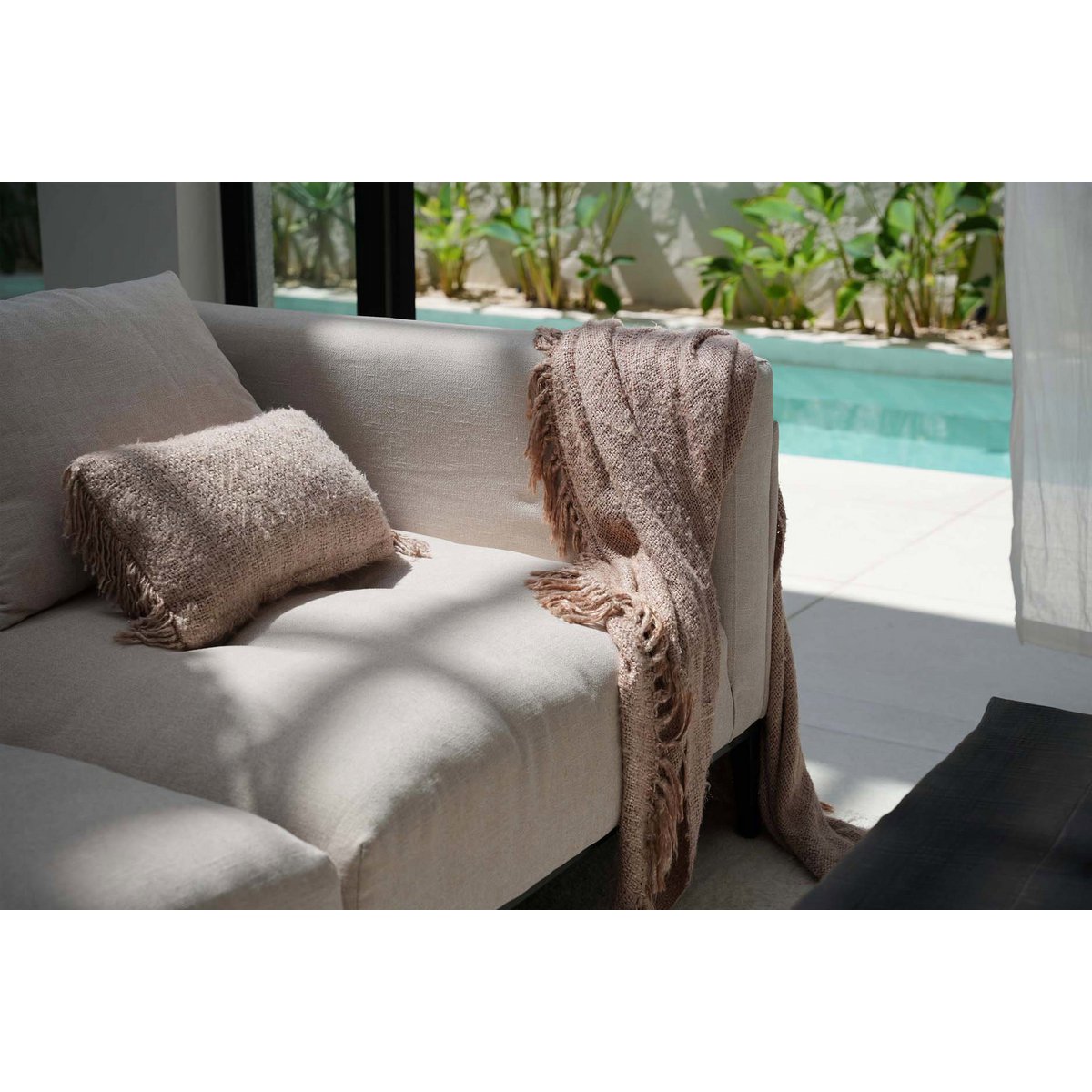 Housse de coussin Oh My Gee beige sur un canapé élégant