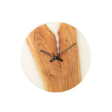 Détail de l'horloge J-Line en bois, mettant en valeur la finition élégante.