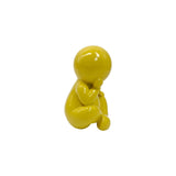 Statue Amigo Assis Moyen en polyresine jaune, vue de profil
