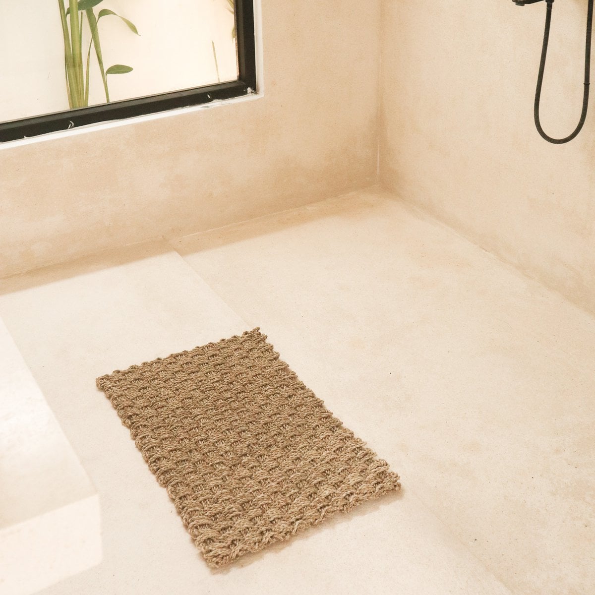 Tapis en jonc de mer Nirama dans un couloir élégant