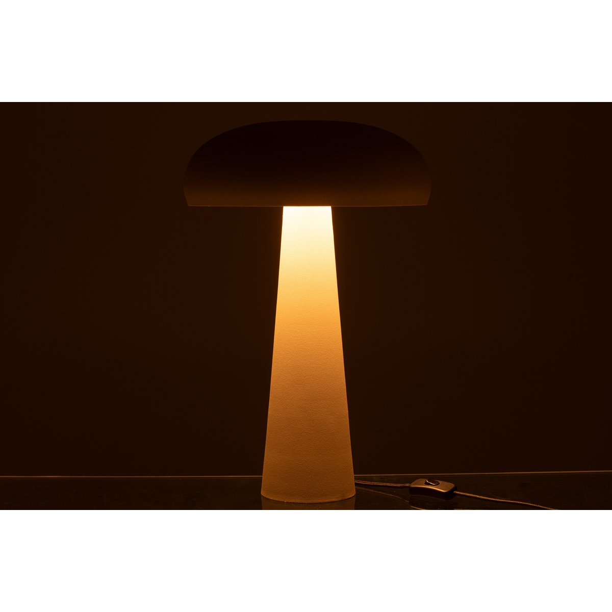 Détail de la lampe de table J-Line, finition en métal