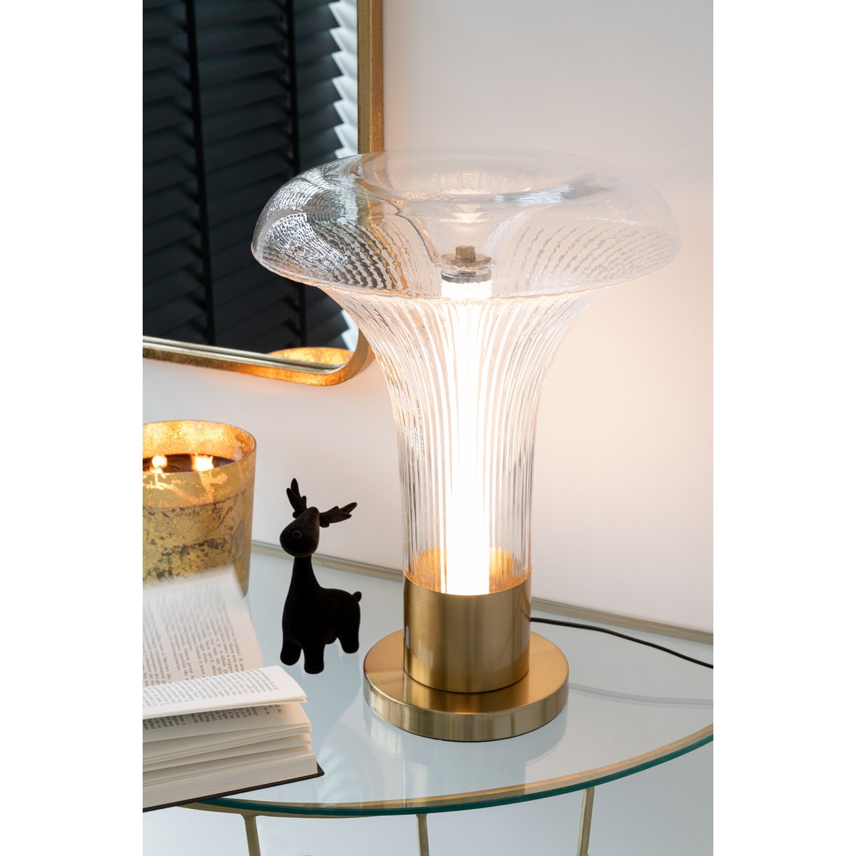 Ambiance moderne avec la décoration J-Line Hert sur table