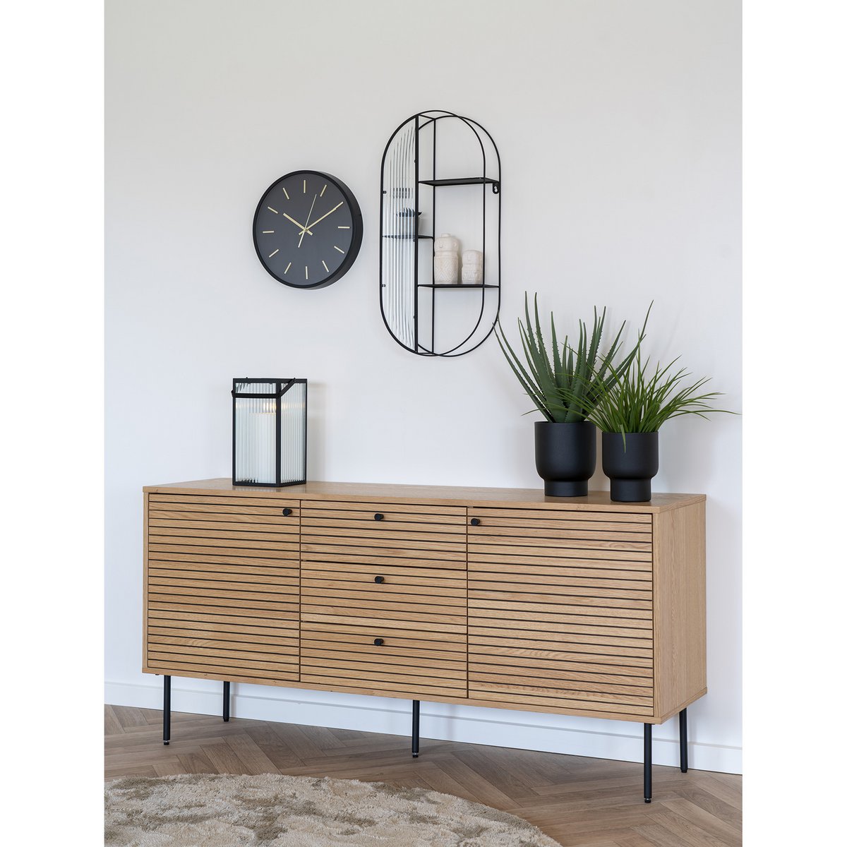 Détail du cadran de l'horloge Kensington, design moderne en verre