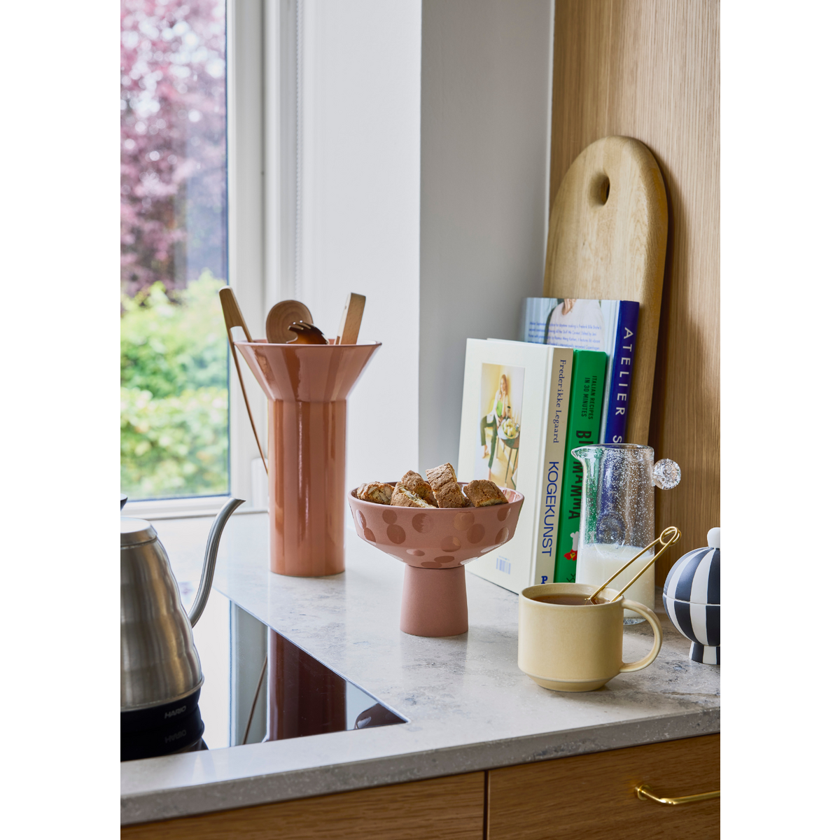 Vase Luonto décoré avec des fleurs, illustrant son usage décoratif