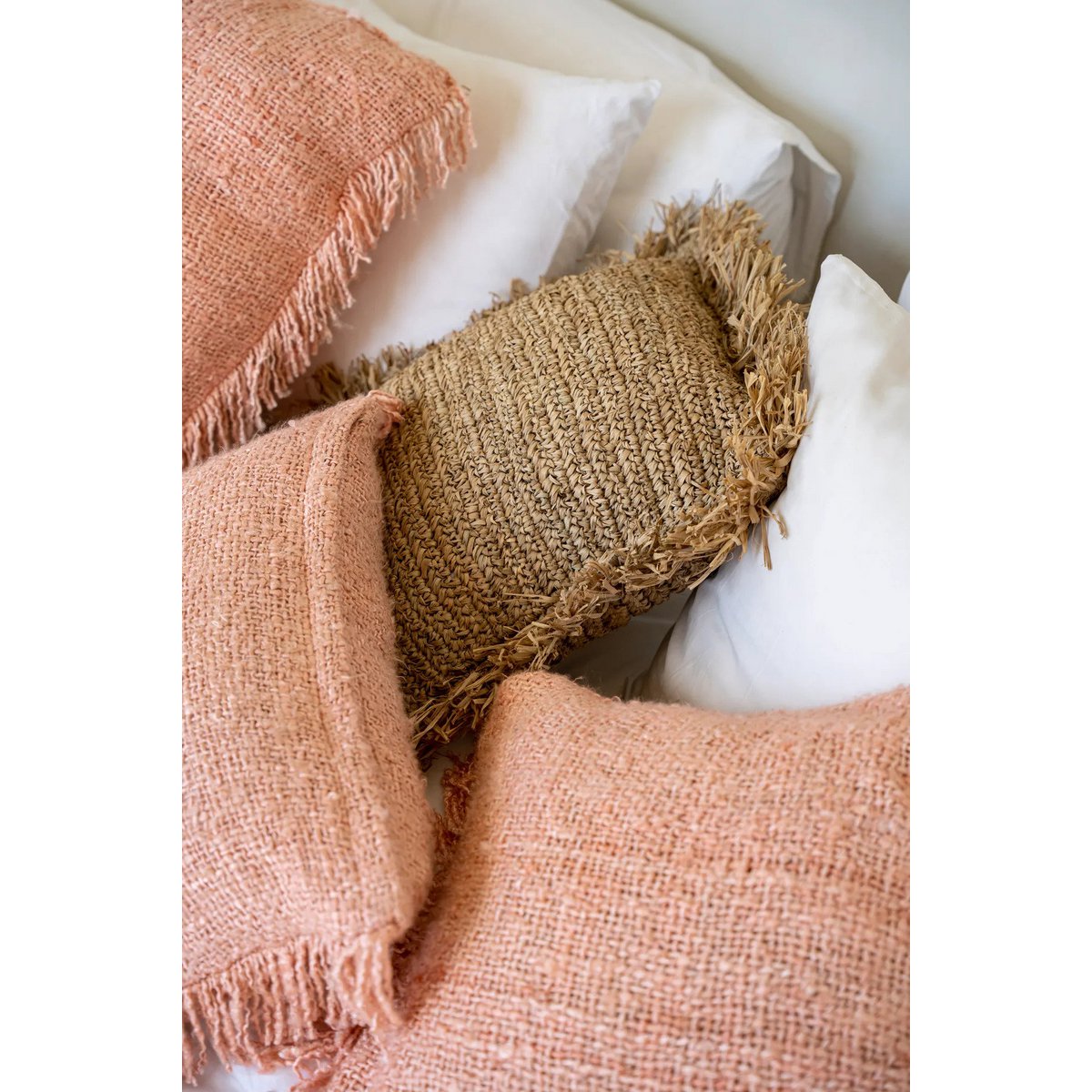 Housse de coussin Oh My Gee sur un canapé élégant