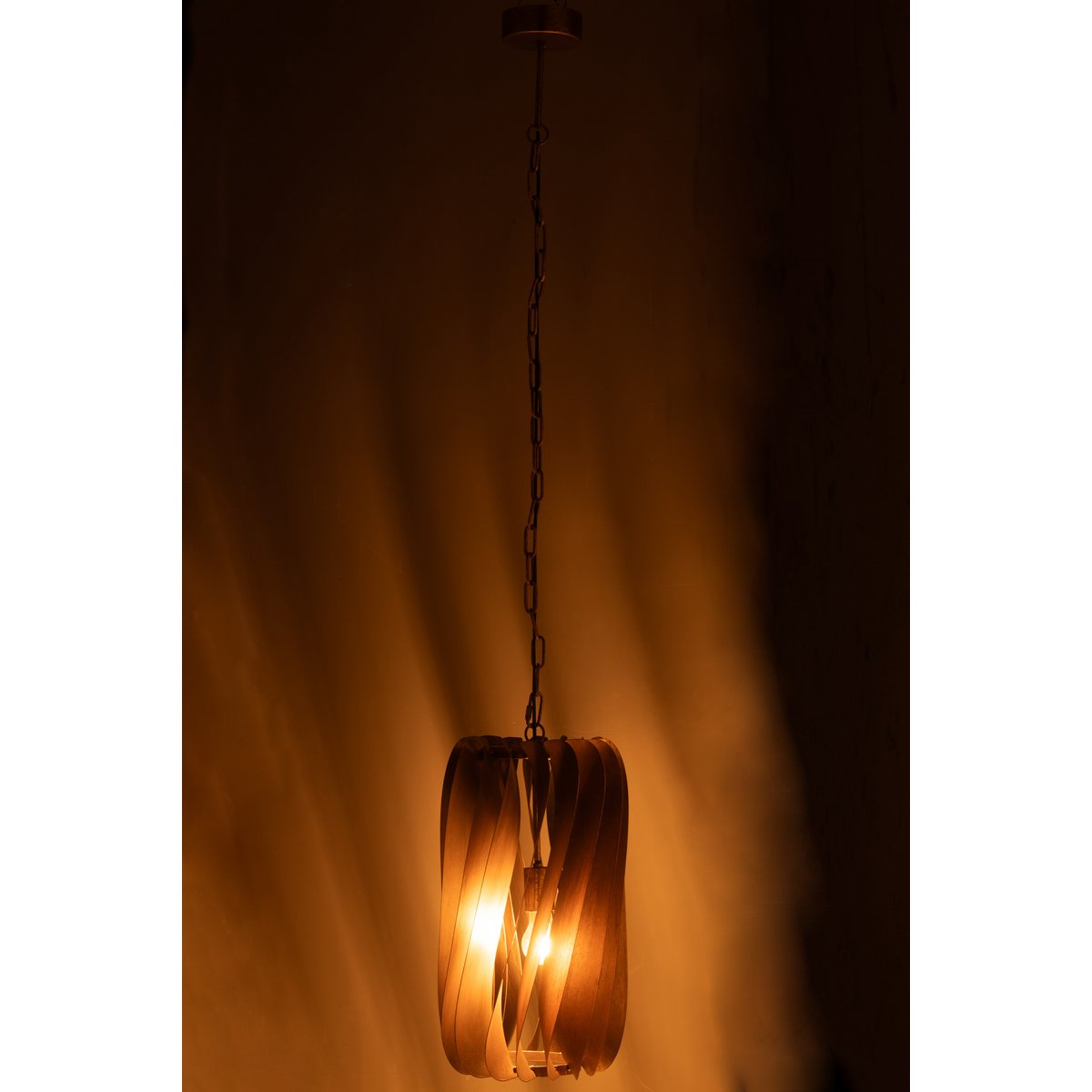 Détail du design contemporain de la lampe J-Line Tina