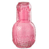 Carafe J-Line en verre fuchsia, mise en scène sur une table élégante.