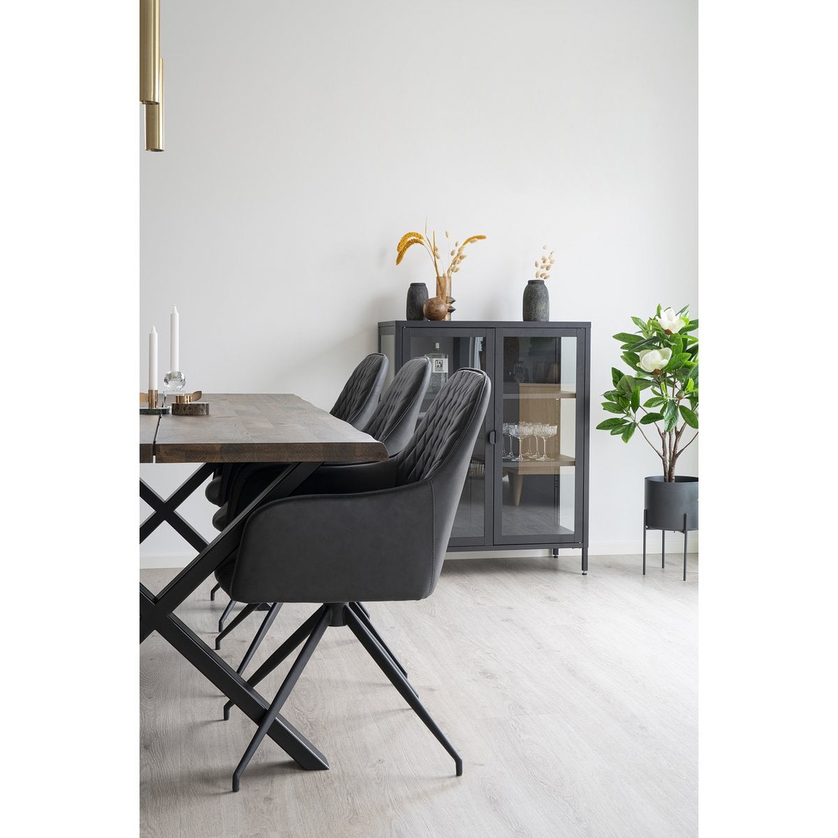 Vue latérale de la chaise Harbo montrant le motif matelassé et la fonction pivotante