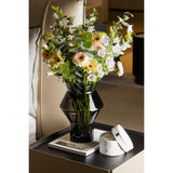 Vase en verre gris foncé avec fleurs, ajout de couleur à la déco