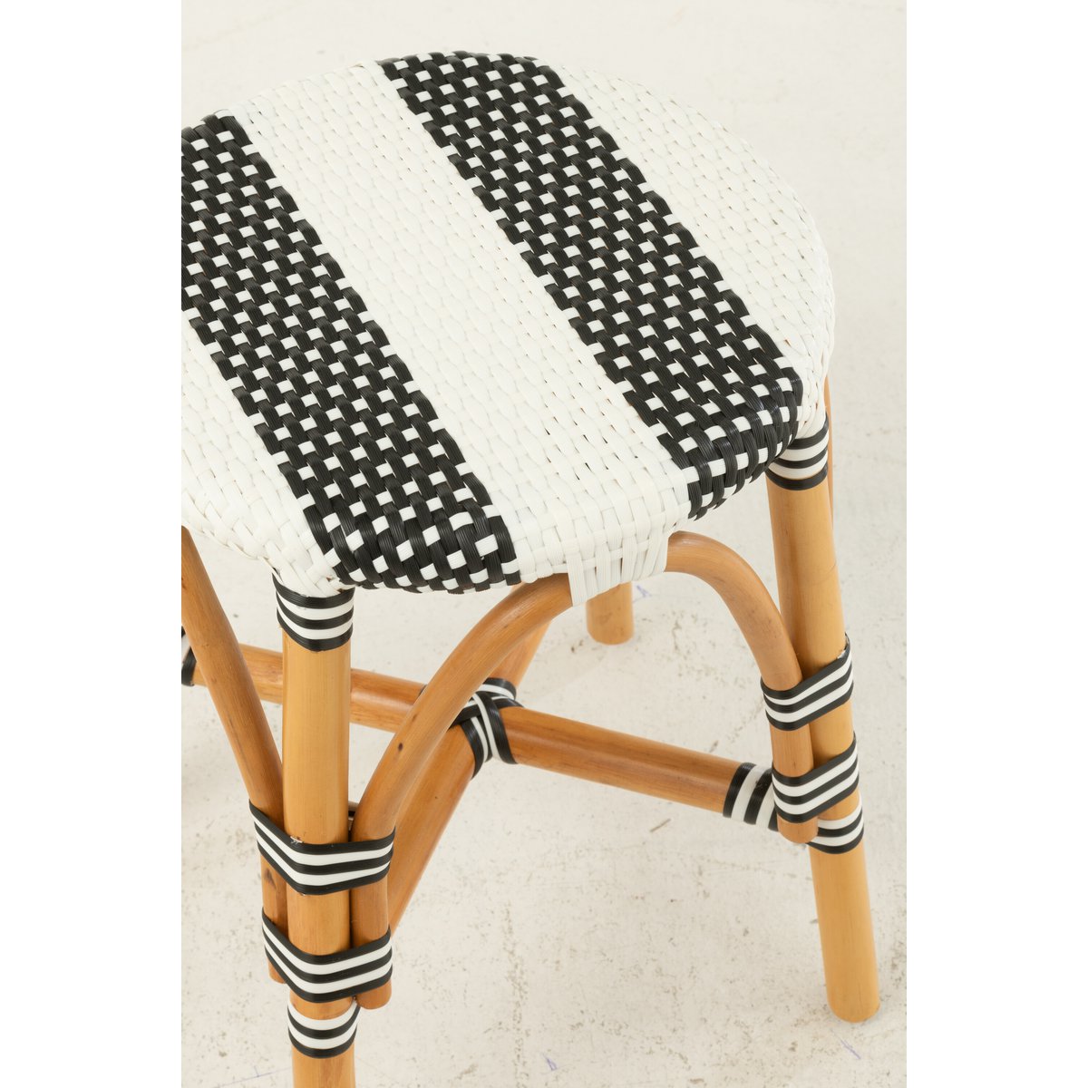 Tabouret rotin noir J-Line dans un intérieur moderne