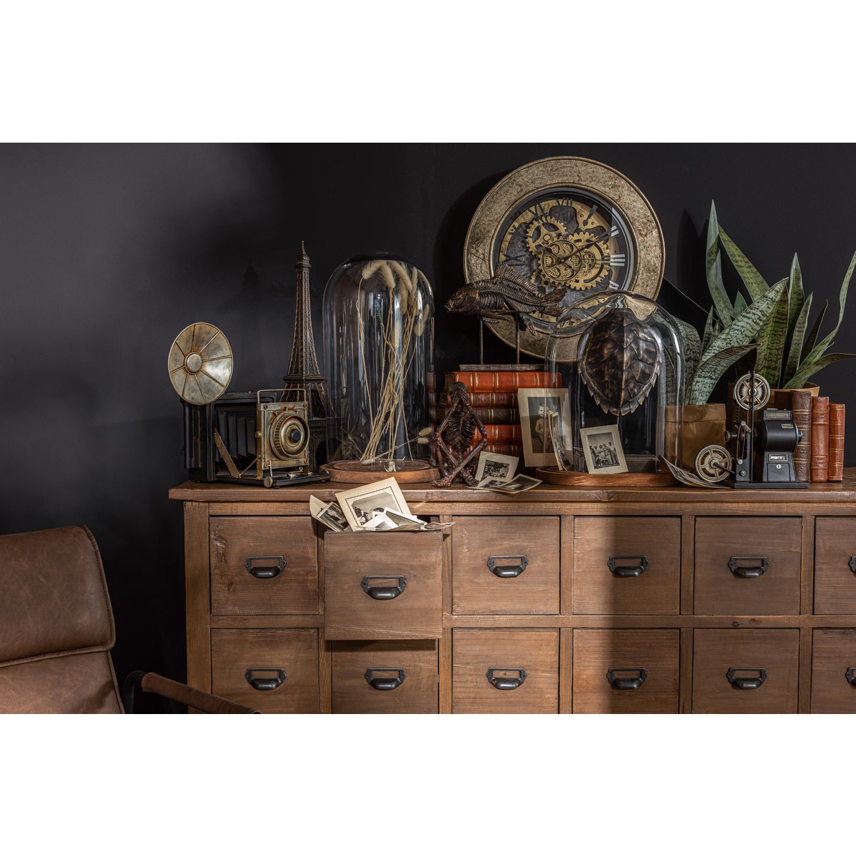 Horloge J-Line Klok sur un mur - décoration élégante
