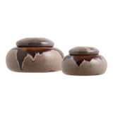 Pots en céramique marron, détail de la texture