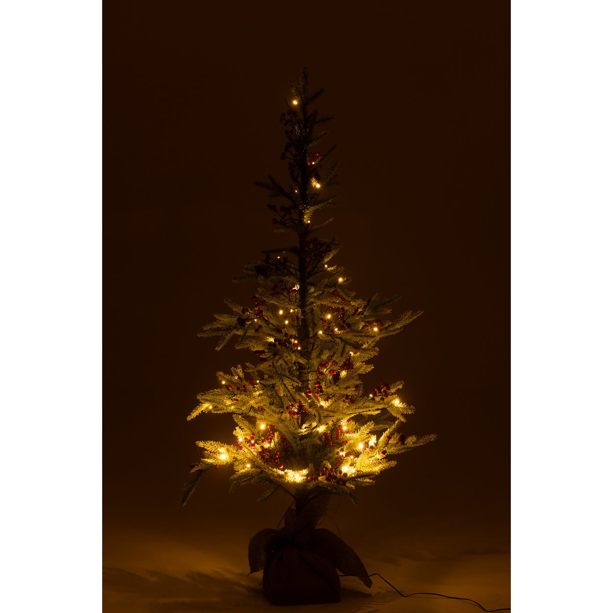 Sapin de Noël J-Line dans un salon décoré pour les fêtes