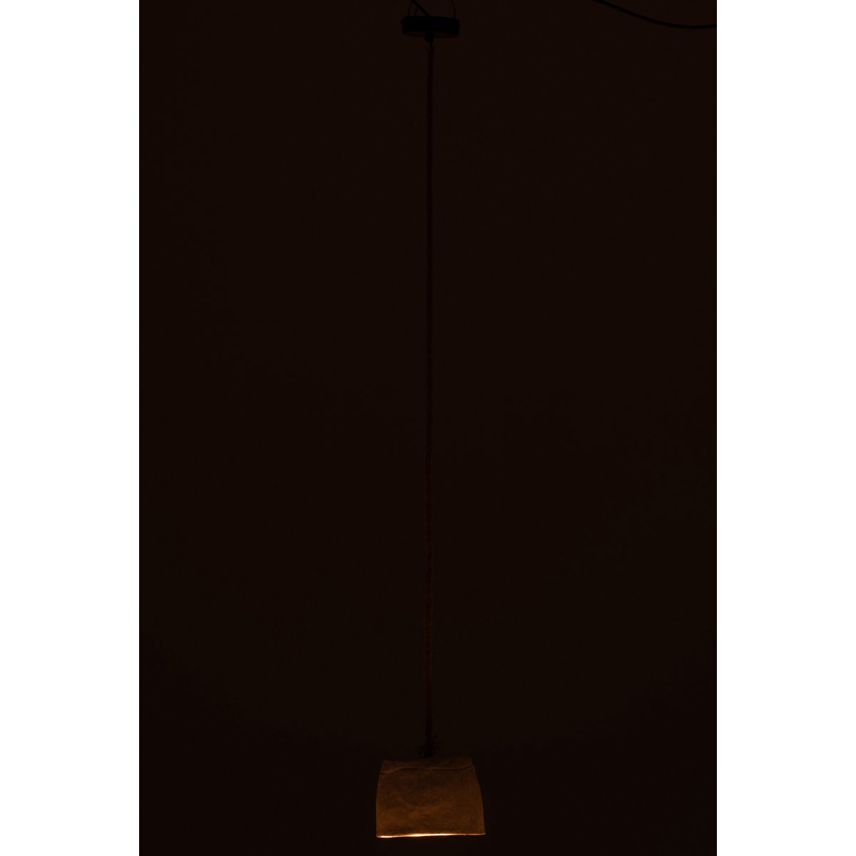 Lampe J-Line suspendue dans un salon contemporain
