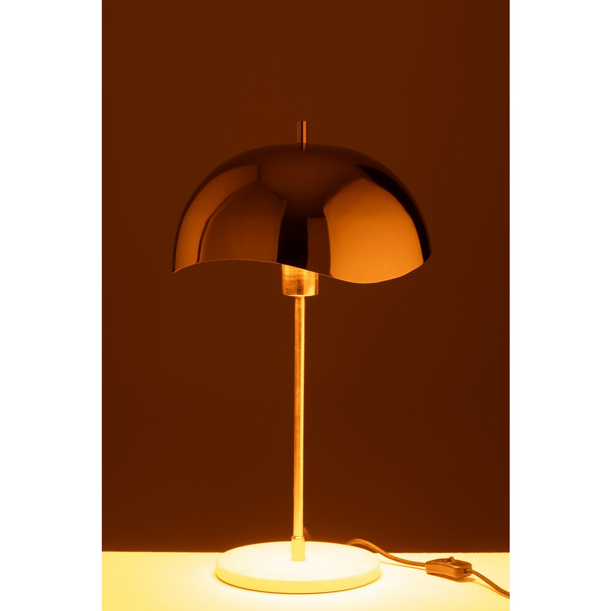 Lampe J-Line allumée dans un salon élégant