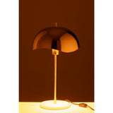 Lampe J-Line allumée dans un salon élégant