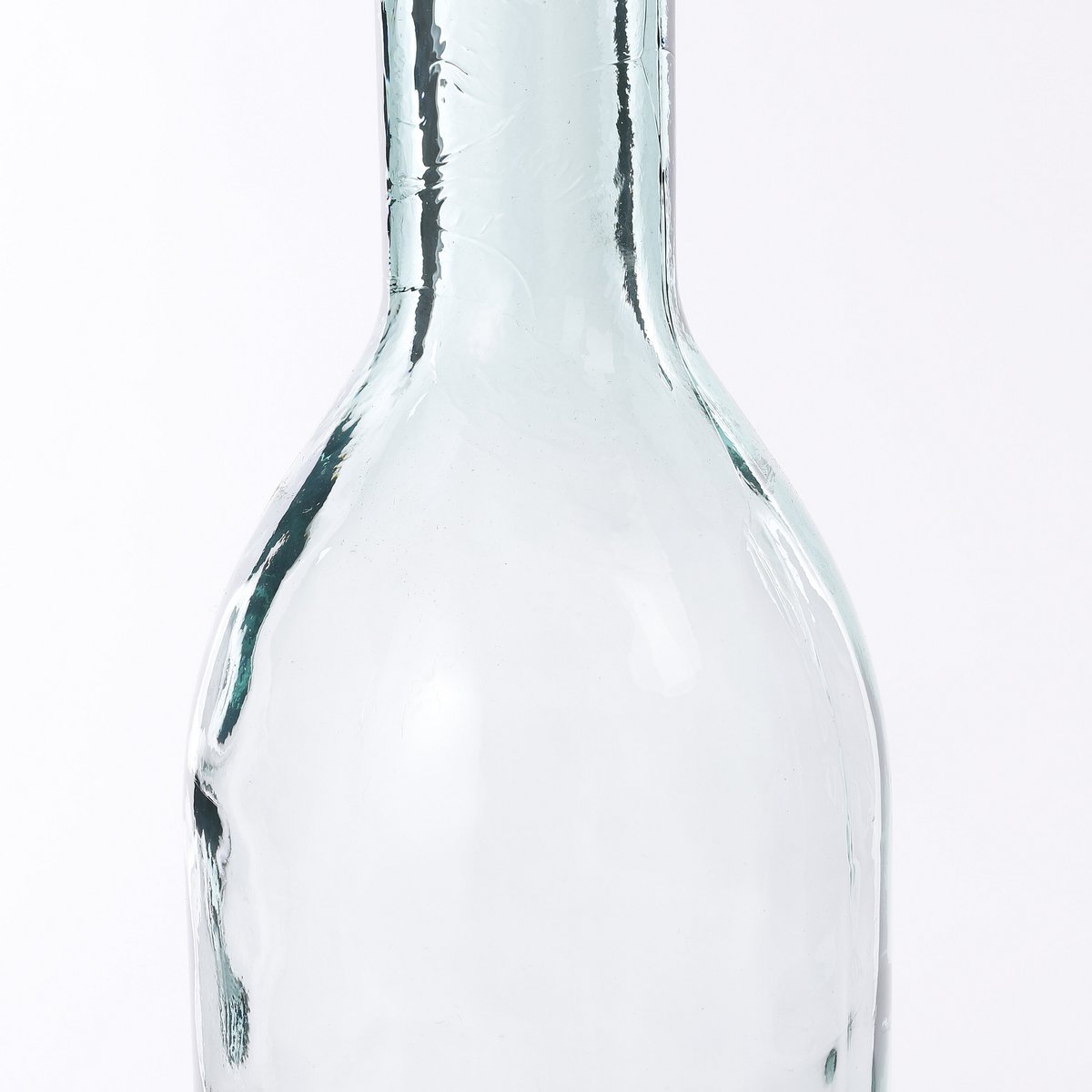 Vase bouteille Rioja de Mica Decorations, mettant en valeur sa hauteur et son design.
