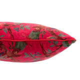 Détail du coussin Oiseaux en velours floral rose, texture et motif