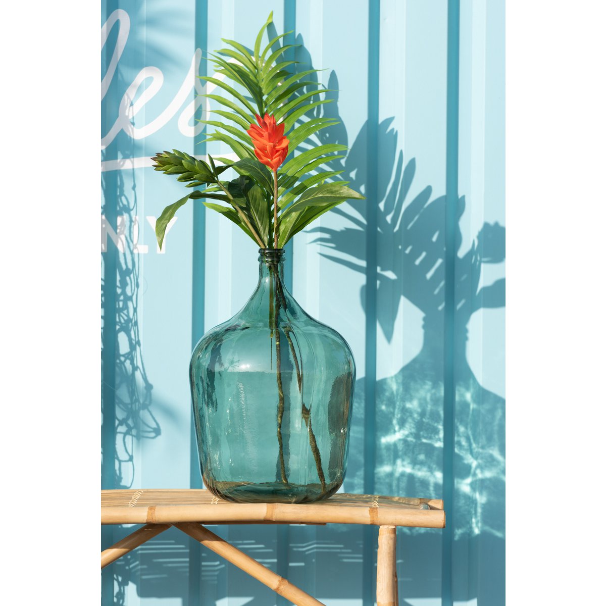 Vue rapprochée du design moderne du vase carafe J-Line