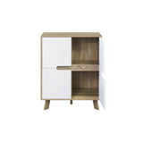 Intérieur spacieux de la commode avec portes ouvertes