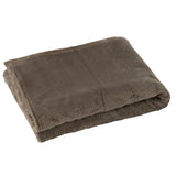 Couverture J-Line Snuggle drapée sur un canapé moderne